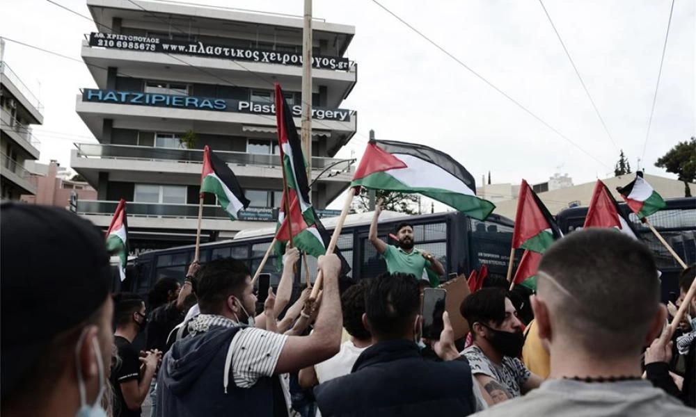 Συγκρούσεις αστυνομίας-αριστερών διαδηλωτών έξω από την πρεσβεία του Ισραήλ